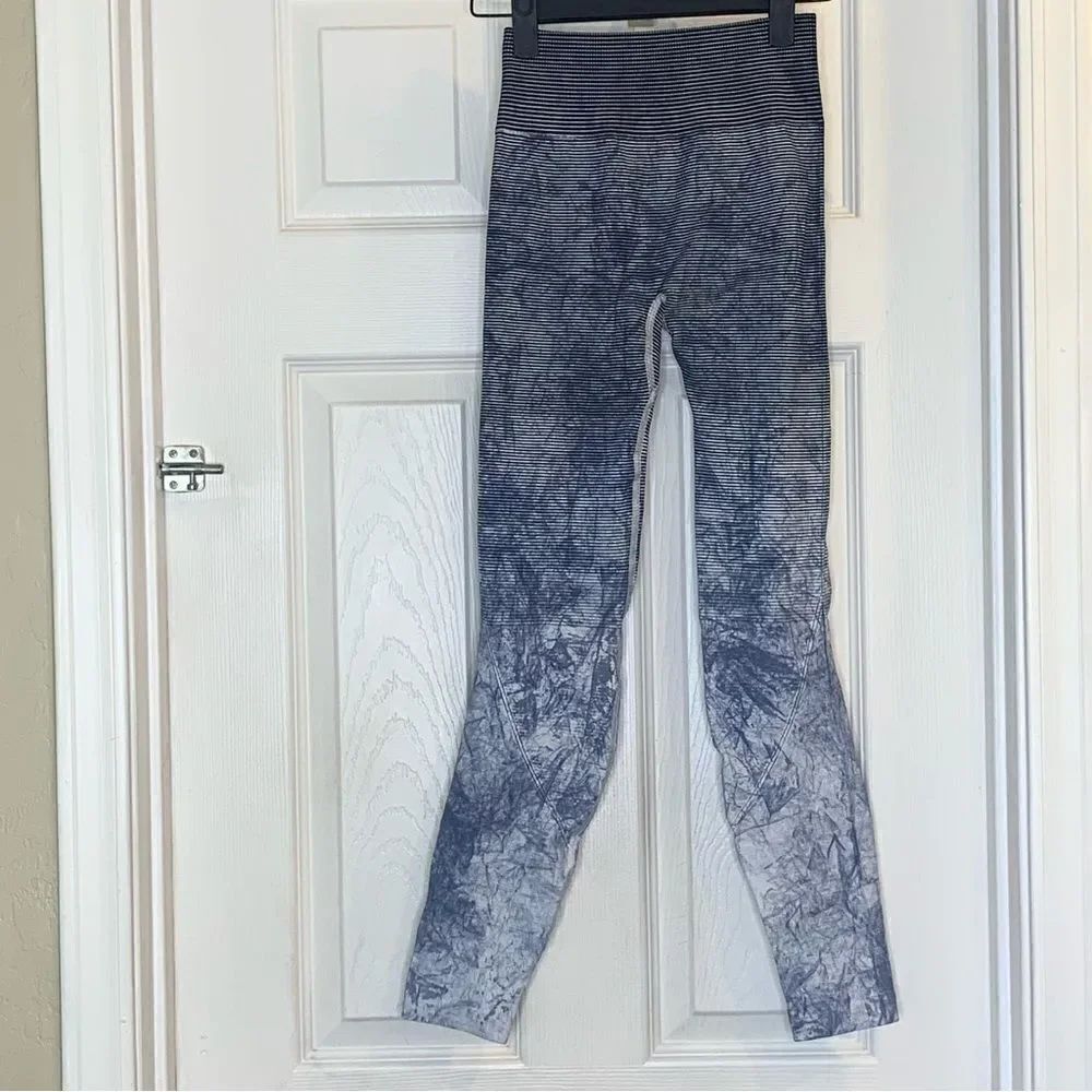 Lululemon Ebb to Train Tight Wash White/Black/Luna Size 2